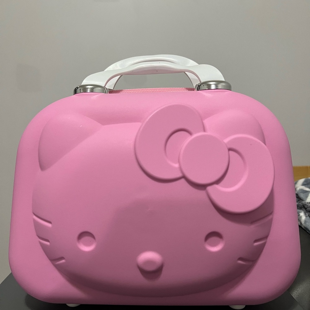 SOLD 🚨Hello Kitty Travel Case